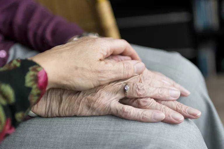 Conseils-Comment-aider-une-personne-agee-a-demenager-en-Suisse-768x512